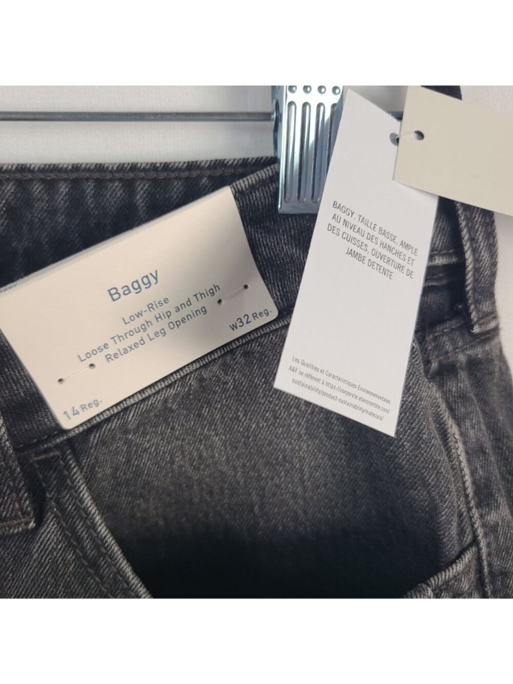 NEW Hollister Women's Low-Rise Baggy Jeans W32 Regular Black Denim Size 14R - Picture 3 of 7